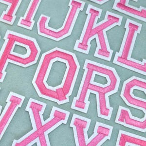 Rosa strykmärken med alfabetsbokstäver, broderade märkeslappar, anpassa, personifiera