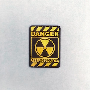 Aufbügelbarer, gestickter Gefahrenwarnaufnäher, gestickter Aufnäher auf Metall