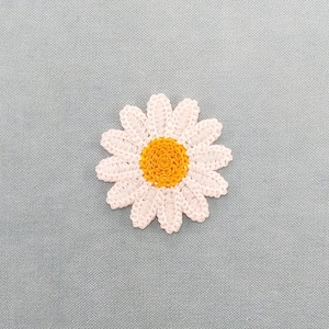 Geborduurd madeliefjes-applicatie om op te naaien, niet-strijkbare bloem om kleding en accessoires te personaliseren.