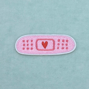 Patch pansement petit cœur rose thermocollant brodé, Écusson Sparadrap brodé sur fer