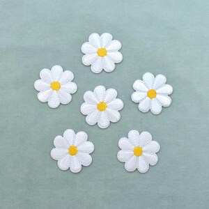 Set van 6 strijkbare bloemenpatches, diverse kleuren, madeliefjespatches in verschillende kleuren, geborduurd op strijkbare patches.