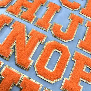 Oranje chenille alfabetletterpatches met gouden omtrek (8 cm), geborduurde strijkbadges, Aanpassen, Personaliseren