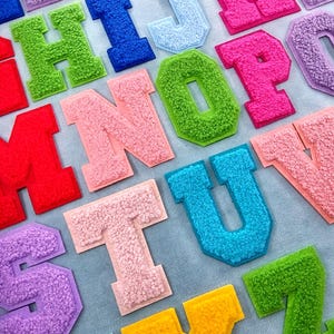 Patchs lettres alphabet chenilles multi couleurs (7 cm), écussons variés brodés thermocollants , Customiser, Personnaliser