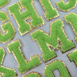 Grüne Chenille-Alphabet-Buchstaben-Patches mit goldenem Geschichtenerzähler (8 cm), bestickte Bügelflicken, Anpassen, Personalisieren