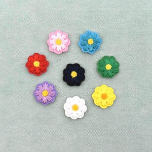Lot 8 mini patchs fleurs thermocollantes  (2 cm), 8 Écussons marguerites brodés de plusieurs couleurs, thermocollant à repasser