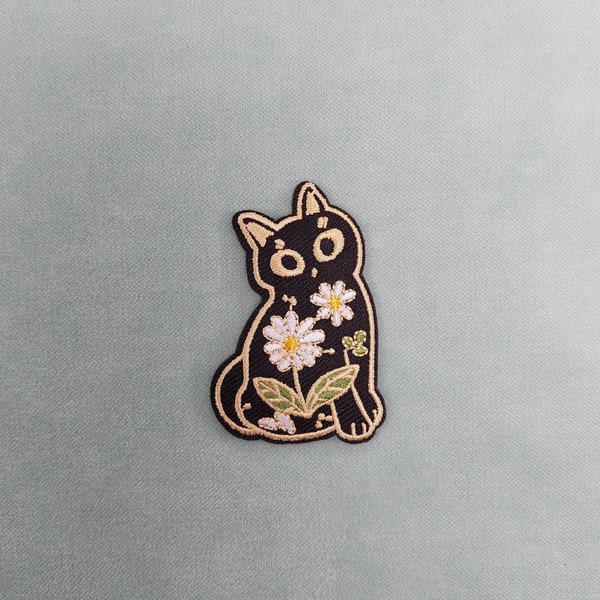Embroidered daisy pattern cat patch, embroidered iron-on patch