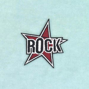 Könnte beinhalten: Ein sternförmiger Stickaufnäher mit dunkelroter Mitte, dickem schwarzem Rand und weißer Umrandung. Das Wort ROCK ist in fetten schwarzen Großbuchstaben in der Mitte des Sterns eingestickt, wobei der Text von einem weißen Rand umgeben ist.