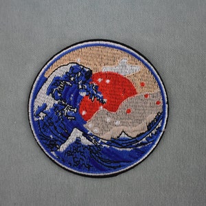 Patch illustration of the great wave of Kanagawa, embroidered iron-on patch, customize clothing and accessories