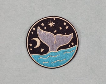 Patch met afbeelding van een walvis in een sterrennacht opstrijkbaar, geborduurd stoffen embleem