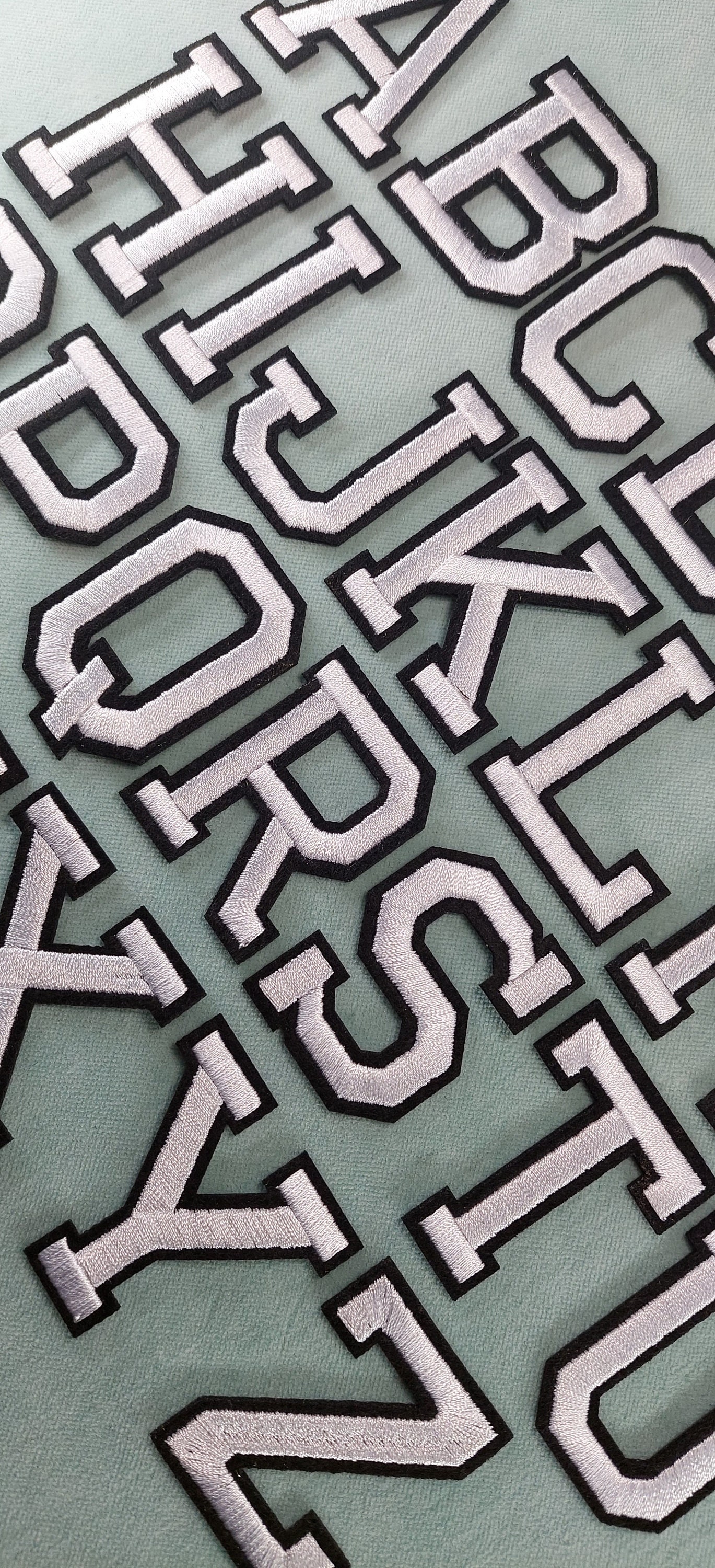 Silberne Alphabet-Buchstaben-Aufnäher zum Aufbügeln, gestickte Abzeichen, Anpassen, Personalisieren