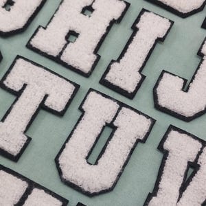 Patches de letras do alfabeto em chenille branco, emblemas bordados que não precisam de ferro, personalizar, personalizar
