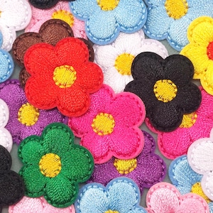 Set di 3 mini toppe termoadesive a forma di fiore ricamate, distintivo margherita (2,2 cm) da applicare con il ferro da stiro o da cucire, fiori portafortuna