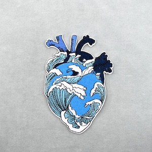 Patch Cœur illustration la grande vague de Kanagawa, écusson thermocollant brodé, patch à coudre, customiser vêtements et accessoires