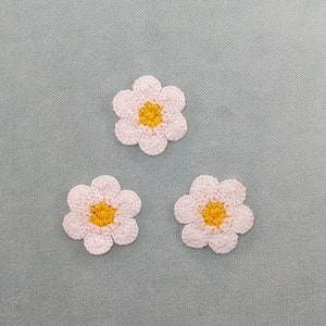 Lot de 3 Fleurs brodées, Écussons NON thermocollants brodés, à coudre, customiser vêtements et accessoires Blanches