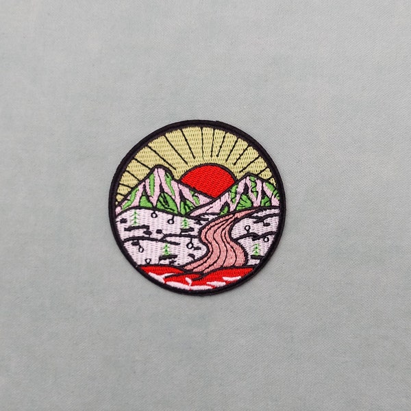 Patch Illustration montagne soleil thermocollant 8 cm, écusson brodé