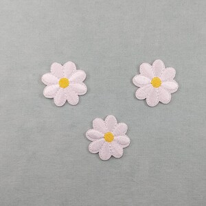 Set of 3 iron-on flowers embroidered on iron or sewn, customize clothes and accessories Blanches