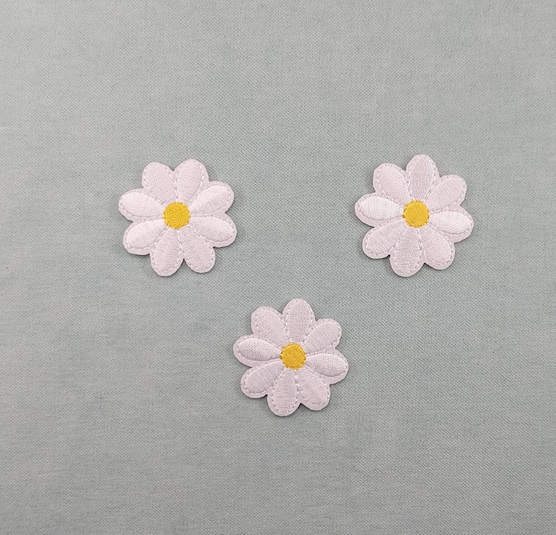 Set of 3 iron-on flowers embroidered on iron or sewn, customize clothes and accessories Blanches
