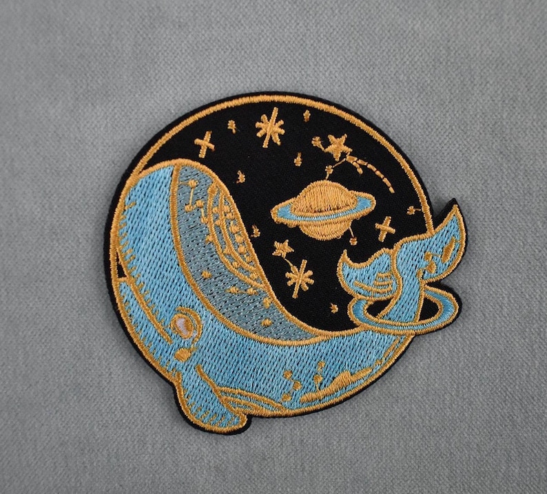 Patch Illustration baleine dans l'espace thermocollant, écusson tissu brodé image 1