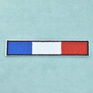 Op de afbeelding: Een rechthoekige geborduurde patch met een horizontaal driekleurig ontwerp van blauwe, witte en rode banen. De patch is omlijnd met een dunne zwarte rand, wat zorgt voor een strakke en gedefinieerde afwerking van dit stoffen accessoire.