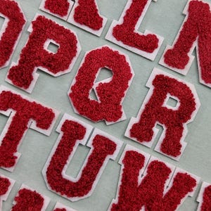 Remendos de letras do alfabeto de chenille granada, emblemas bordados, personalizar, personalizar