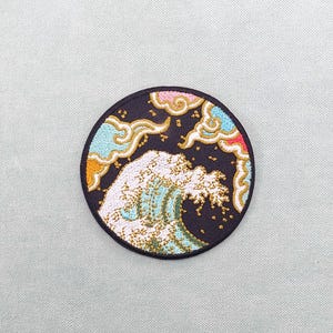 Patch illustration grande vague, écusson art brodé thermocollant