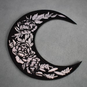 Patch Lune noire motifs roses thermocollant brodé, sur fer ou à coudre, customiser vêtements et accessoires image 2