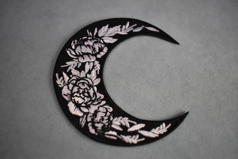 Patch Lune noire motifs roses thermocollant brodé, sur fer ou à coudre, customiser vêtements et accessoires image 2