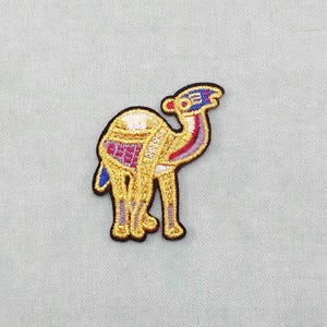 Guldfärgad stryklapp med kamelmotiv, broderad lapp med strykjärn