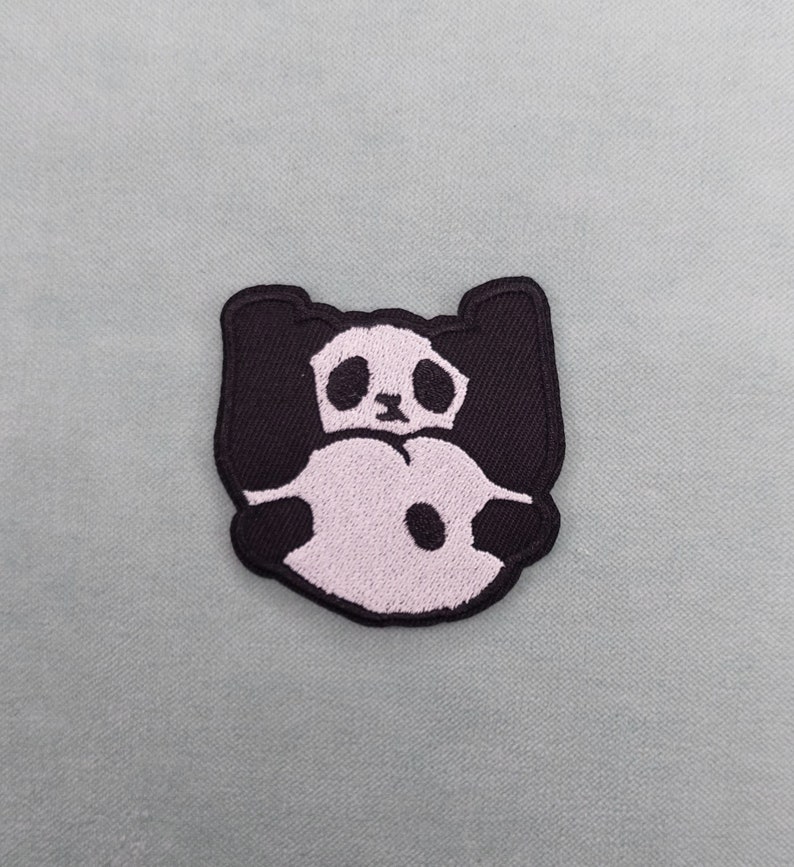 Patch Funny panda thermocollant 5.8 cm / 5.8 cm, Écusson brodé sur fer image 1