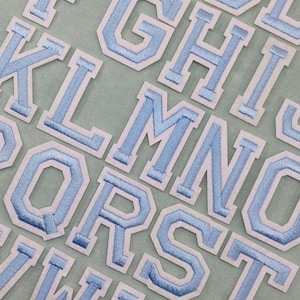 Patches de letras do alfabeto em azul claro para passar a ferro, emblemas bordados, personalizar, personalizar