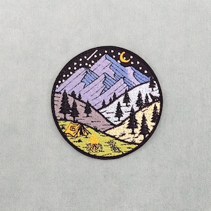 Strijkapplicatie met illustratie van sparrenbergen, geborduurde applicatie met een natuurthema