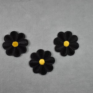 Set of 3 iron-on flowers embroidered on iron or sewn, customize clothes and accessories Noires