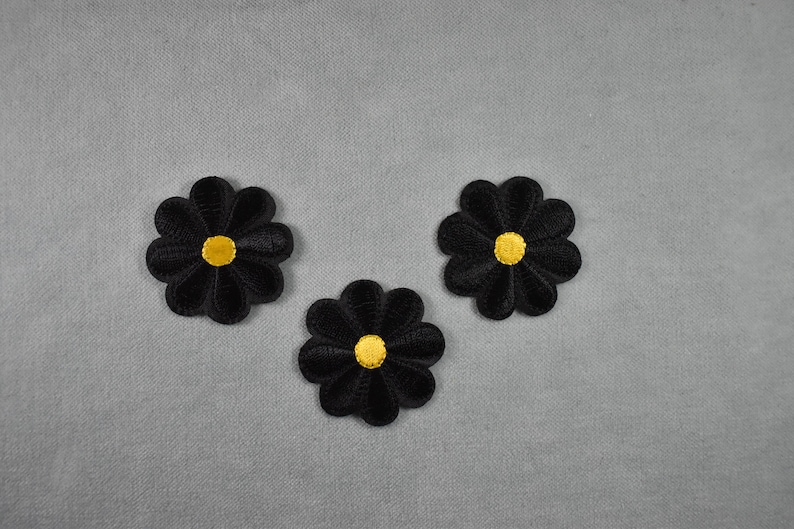 Set of 3 iron-on flowers embroidered on iron or sewn, customize clothes and accessories Noires