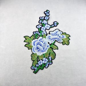 Grand patch fleur bleue thermocollant 22 cm x 31 cm, Écusson brodé sur fer