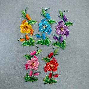 Patch fleur thermocollant brodé, En 5 couleurs, customiser vêtements et accessoires image 6