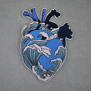 Toppa a cuore con illustrazione della grande onda di Kanagawa, toppa ricamata termoadesiva, toppa da cucire, personalizzazione di abbigliamento e accessori