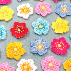 Set of 3 small white daisy patches (2.5 cm), iron-on or sew-on daisy patches, lucky flowers