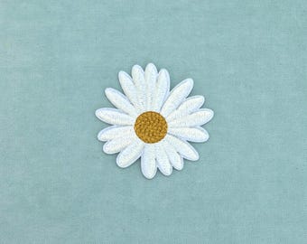 Daisy patch, iron-on embroidered patch or sew-on patch, customize clothes and accessories