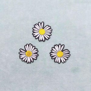 Juego de 3 parches de margaritas con contorno negro, parches bordados para planchar, personaliza ropa y accesorios