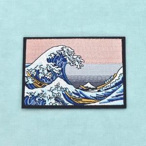 Stor vågig stryklapp broderad, broderad stryklapp