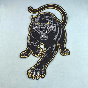 Op de afbeelding: Een geborduurde patch met een grommende zwarte panter met gele ogen, witte snorharen en scherpe witte klauwen. De panter is afgebeeld in een springende houding met de staart omhoog gebogen, omlijnd met een opvallende gouden draad.