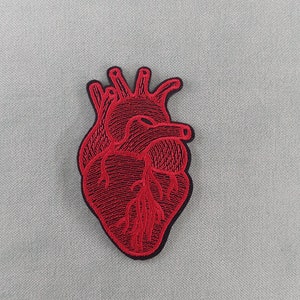 Patch cuore termoadesivo ricamato, stemma per personalizzare abbigliamento e accessori