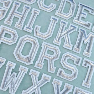 Zilverkleurige strijkbare alfabetletterpatches, geborduurde alfabetbadges, aanpasbaar, personaliseerbaar