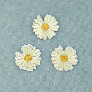 Set of 3 embroidered iron-on daisies, patches in different colors, iron-on or sew-on, to customize clothes and accessories