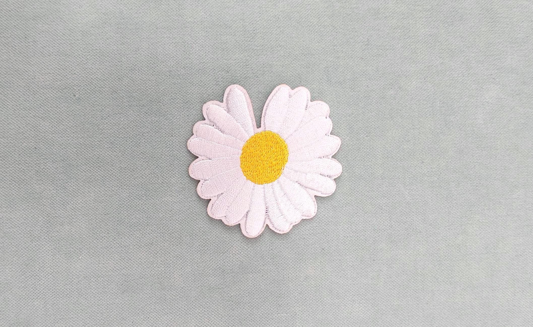 10 Toppe Termoadesive A Forma Di Rosa: Ricami 3D Delicati Per Decorare E Riparare Vestiti, Jeans, Borse E Cappelli. Dimensioni 8x6,5 Cm. - 2