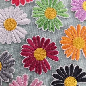 Patch marguerite thermocollante brodée, En 6 couleurs, customiser vêtements et accessoires image 3