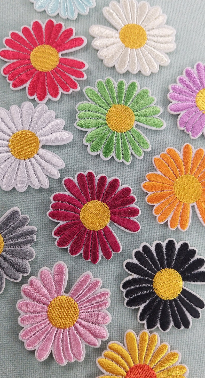 Patch marguerite thermocollante brodée, En 6 couleurs, customiser vêtements et accessoires image 3