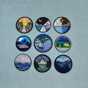 Peut inclure: Neuf patchs brodés thermocollants sur le thème de la nature. Les patchs présentent des motifs tels qu'une chaîne de montagnes, un feu de camp, un lac et une forêt. Les patchs sont tous circulaires et ont une palette de couleurs bleu, blanc et vert.