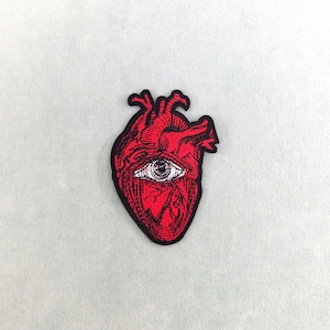 Parche de ojo de corazón, emblema bordado para planchar