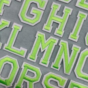 Parches termoadhesivos con letras del alfabeto en verde fluorescente, insignias bordadas, personalizables.